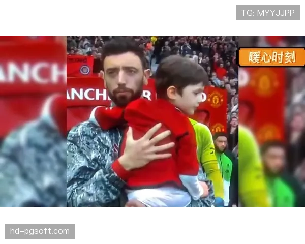 暖心一幕：小球童冲入场内索要签名，主裁判微笑示意赛后再说